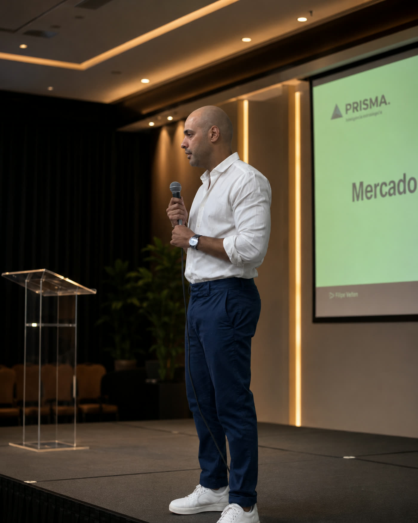 Filipe Velten palestrando sobre o mercado do leite